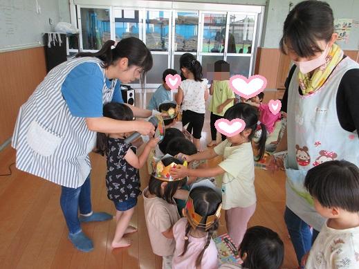友だちにプレゼントをもらう誕生者
