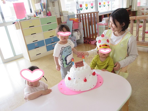 0歳1歳児の誕生者も大きなケーキを前でハイポーズ
