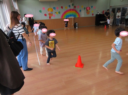 4歳児保育参加で保護者の前で、思い切り走る様子