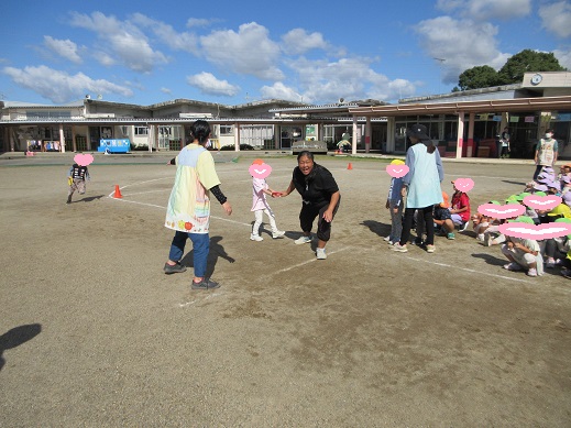 バトンを受け取り走り出す先生
