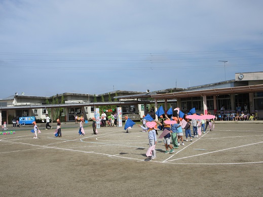 フラックを高く上げる5歳児