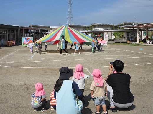 パラバルーンでメリーゴーランドを成功させる5歳児