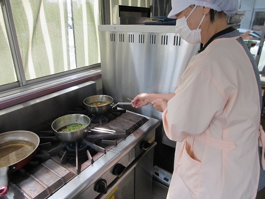 給食室で離乳食を作っている様子