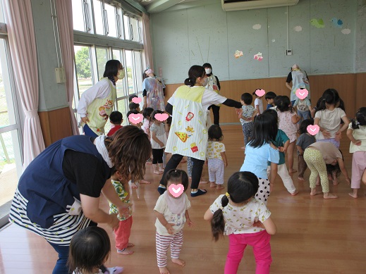 ばら組もも組も一緒に体操を楽しむ様子