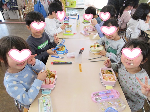 喜んでお弁当を食べるさくら組