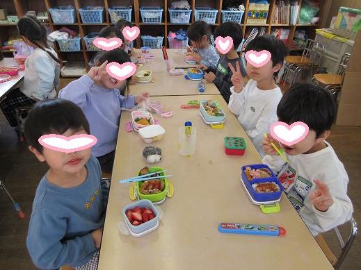 喜んでお弁当を食べるさくら組