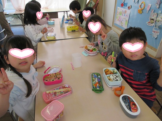 喜んでお弁当を食べるさくら組