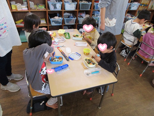 お弁当をもくもくと食べる4歳児