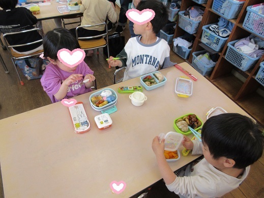 嬉しそうにお弁当を食べるさくら組。どれから食べようか迷っていました。