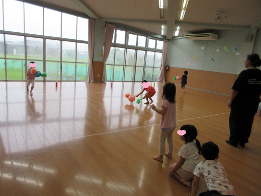 ボール運びリレーを楽しむ4歳児
