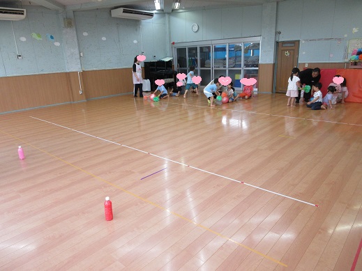 ボール運びリレーを楽しむ4歳児