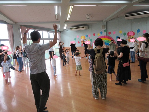 4歳児保育参加で親子で盆踊りを楽しむ様子