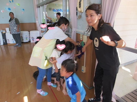 ぶどうの絵をタッチする4歳児