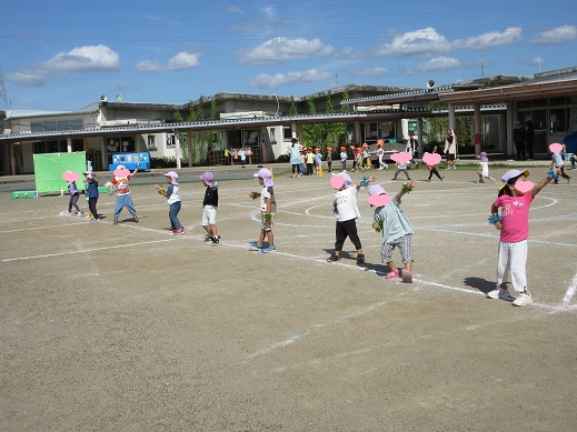 元気に踊る4歳児