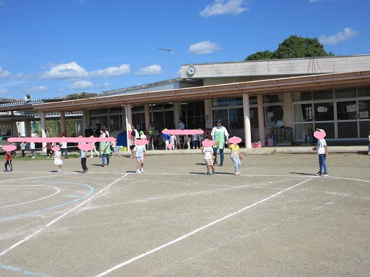 元気に踊る4歳児