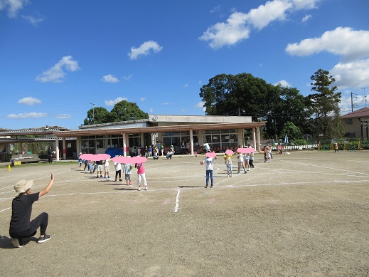元気に踊る4歳児