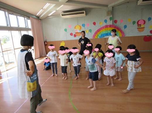 英語の歌に合わせて踊る4歳児