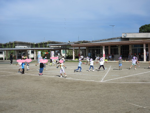 キラキラの腕輪をつけて踊る4歳児