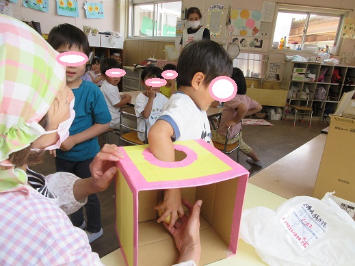 箱に手を入れじゃが芋を掴む様子