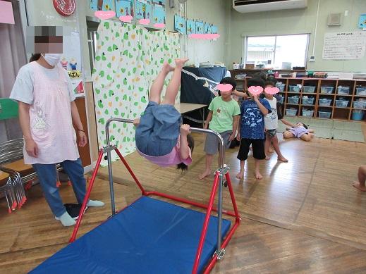 逆上がりに挑戦する5歳児