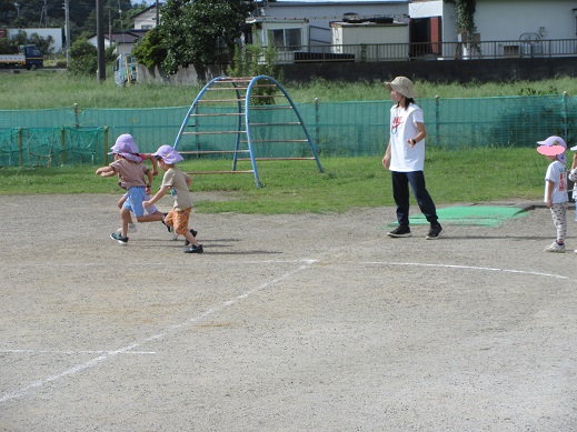 かけっこを楽しむ4歳児
