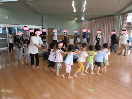 4歳児保育参加で親子でわらべ歌で集団遊びを楽しむ様子