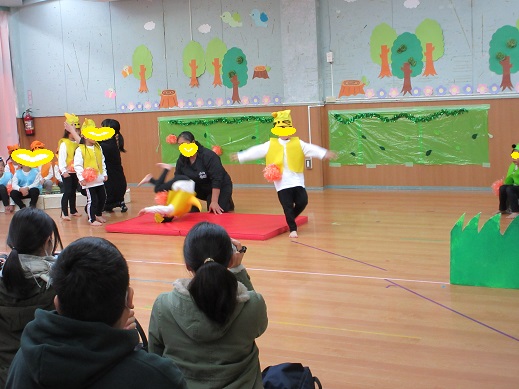 劇の中で、ネコになりでんぐり返しを楽しむ4歳児