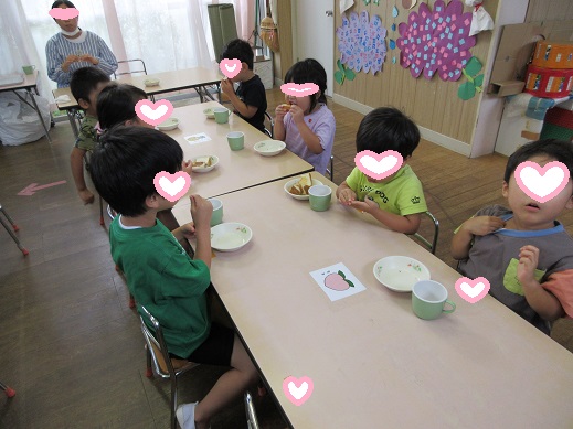 喜んで食べる子どもたち