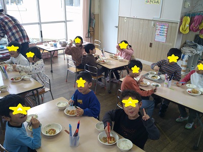鬼のコロッケを食べ、嬉しくて変顔をする4歳児