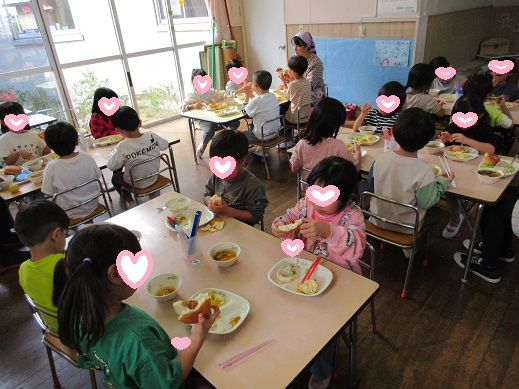 お楽しみメニューを食べるさくら組の子どもたち