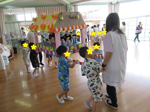 お神輿で練り歩くさくら組