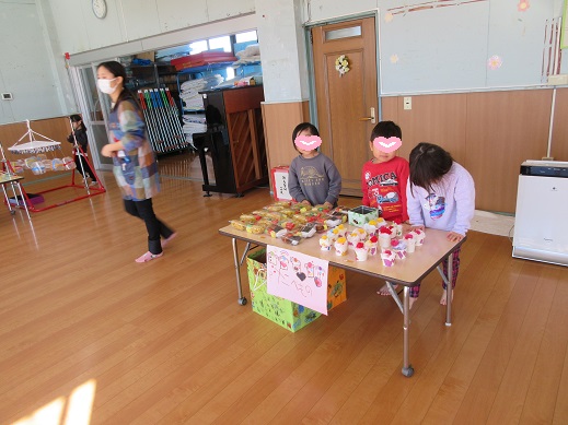 商品をきれいに並べ、お客さんを待つ子どもたち