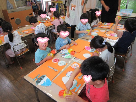 糊の蓋を開けられて喜ぶ4歳児