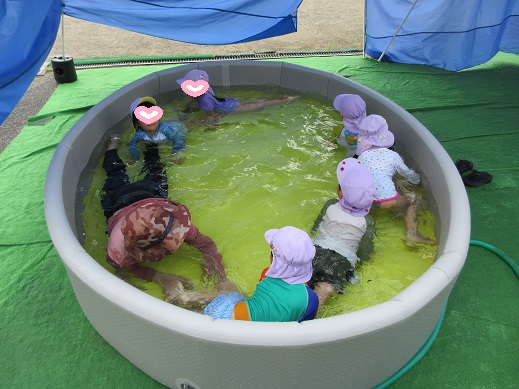 ワニ泳ぎを楽しむ4歳児