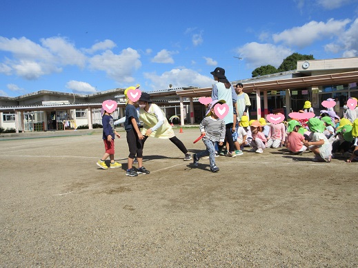 バトンを受け取り走り出す4歳児