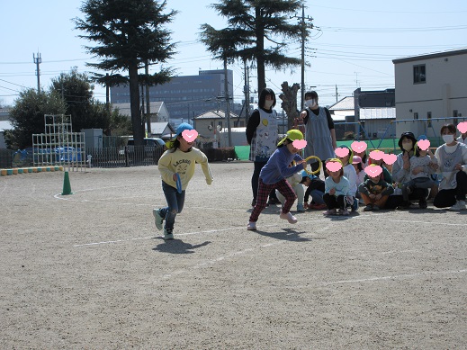 さくら組すみれ組の混合チームでリレー対決スタート