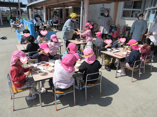 テラスで会食するさくら組