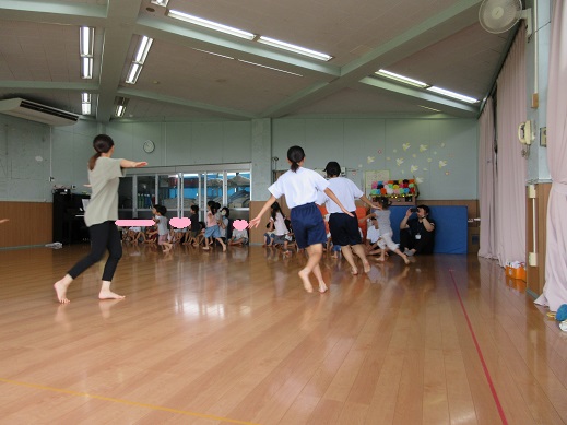 中学生も子どもたちと同じようにトンボになって走る様子