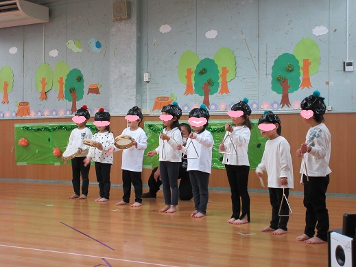 トライアングルやタンバリンで合奏を楽しむ4歳児