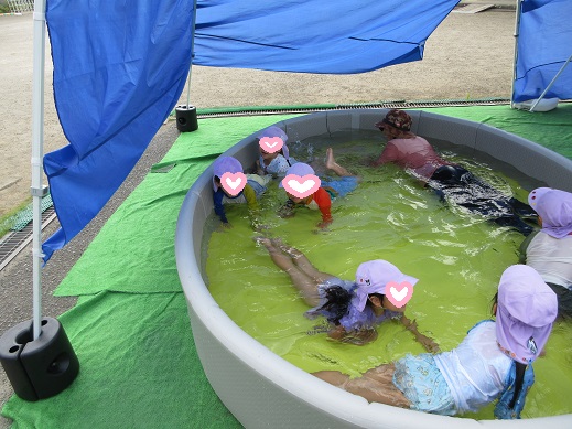 ワニ泳ぎを楽しむ4歳児