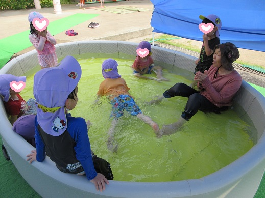 泳ぎを見せる4歳児
