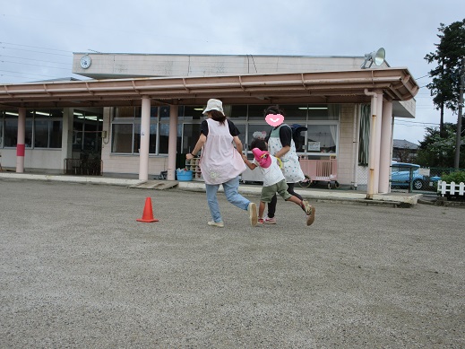 先生と一緒に頑張って走る様子
