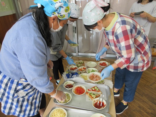 先生たちがピザを作る様子