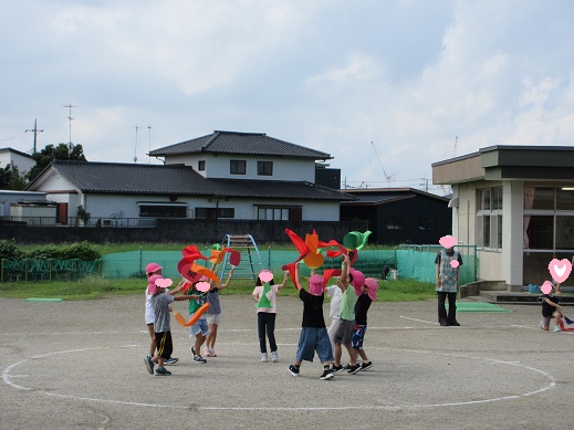 旗を振りながら中央に集まる5歳児