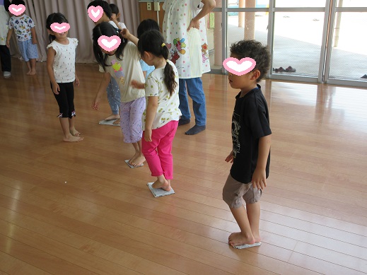 小さくなった新聞紙の上で落ちないように頑張る様子