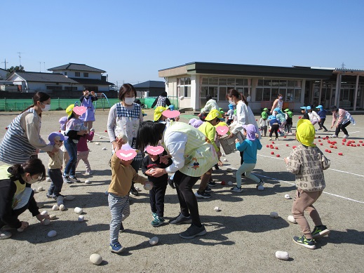 『ここにいれるんだよ』と優しく教えながら楽しんでいる様子