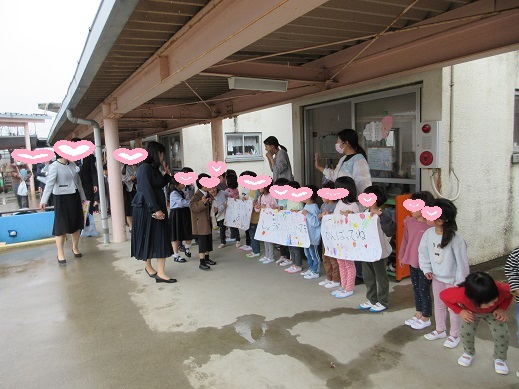 応援幕を作りすみれ組を見送る子どもたち