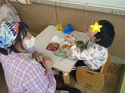 コロッケをおいしそうにスプーンで食べるところ