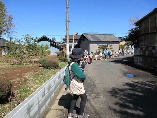 嬉しそうに手をつないで歩きました。