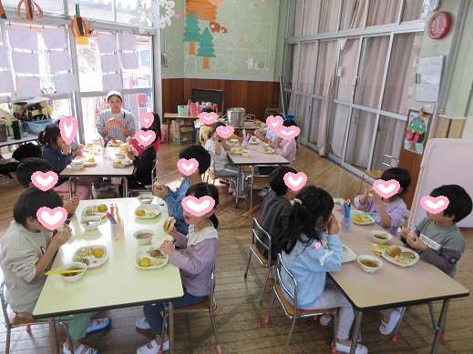 自分でチョイスして作ったハンバーガーを食べるすみれ組